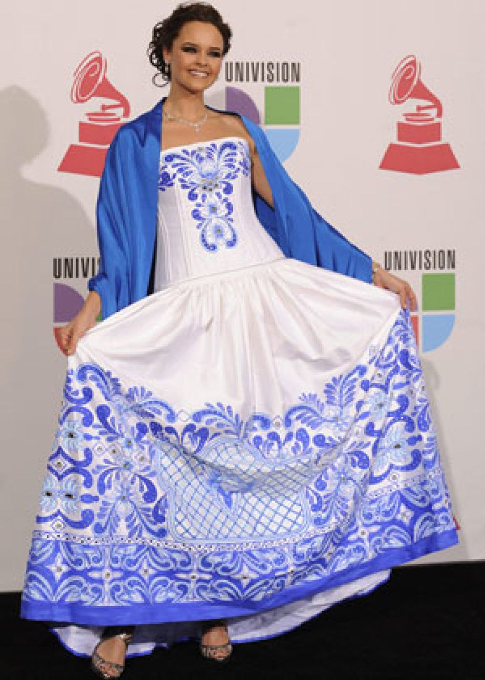 Shaila Dúrcal, con mantel y sonrisa en los Grammy