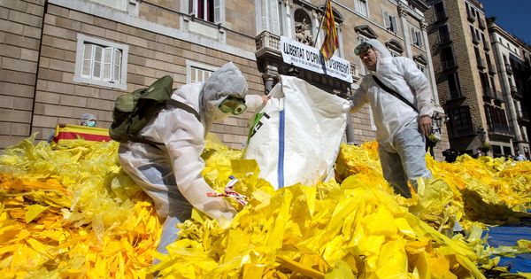 Foto: Protesta de los miembros de limpieza, frente al Palau de la Generalitat. (EFE)