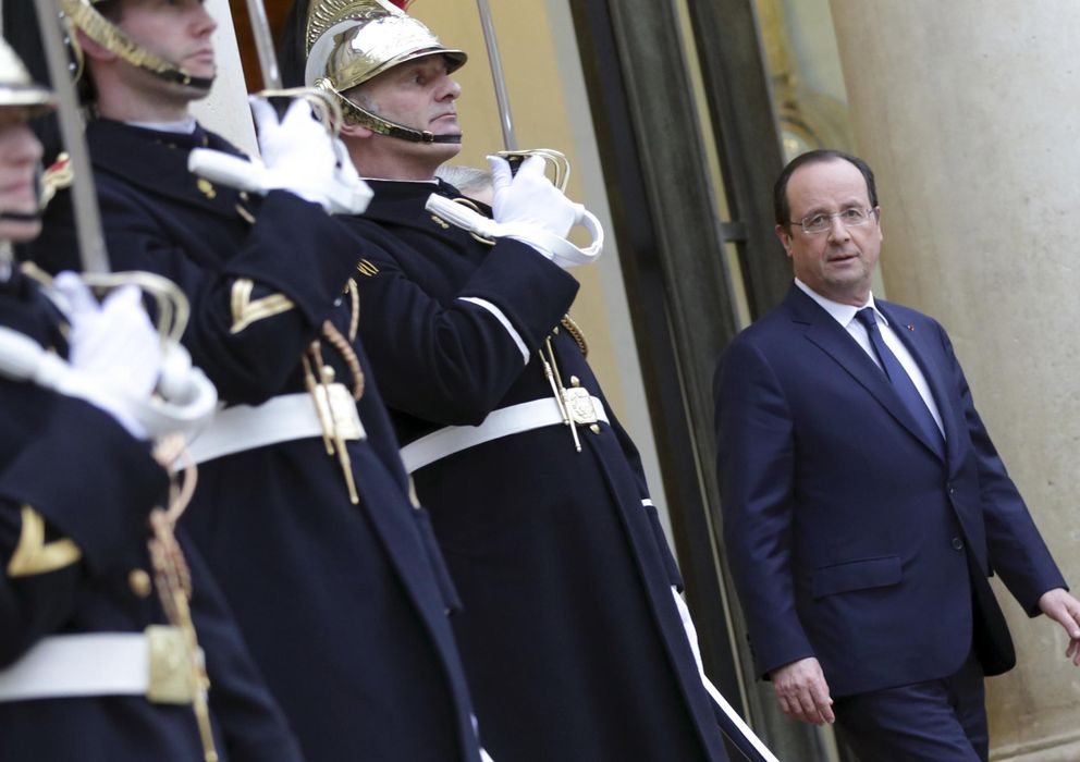 Foto: El presidente francés, François Hollande, en la entrada del Palacio del Elíseo (Reuters).