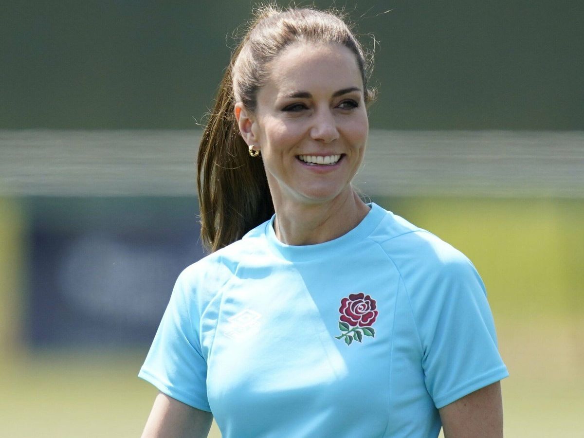 Foto: Kate Middleton, durante su visita al equipo de rugby femenino. (CP)