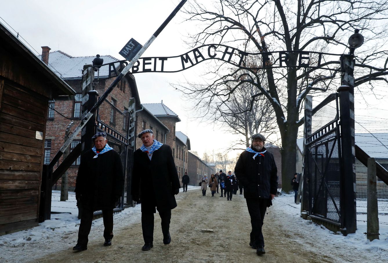 Superivientes de Auschwitz durante el aniversario de la liberación del campo de exterminio, cerca de Oswiecim. (Reuters)