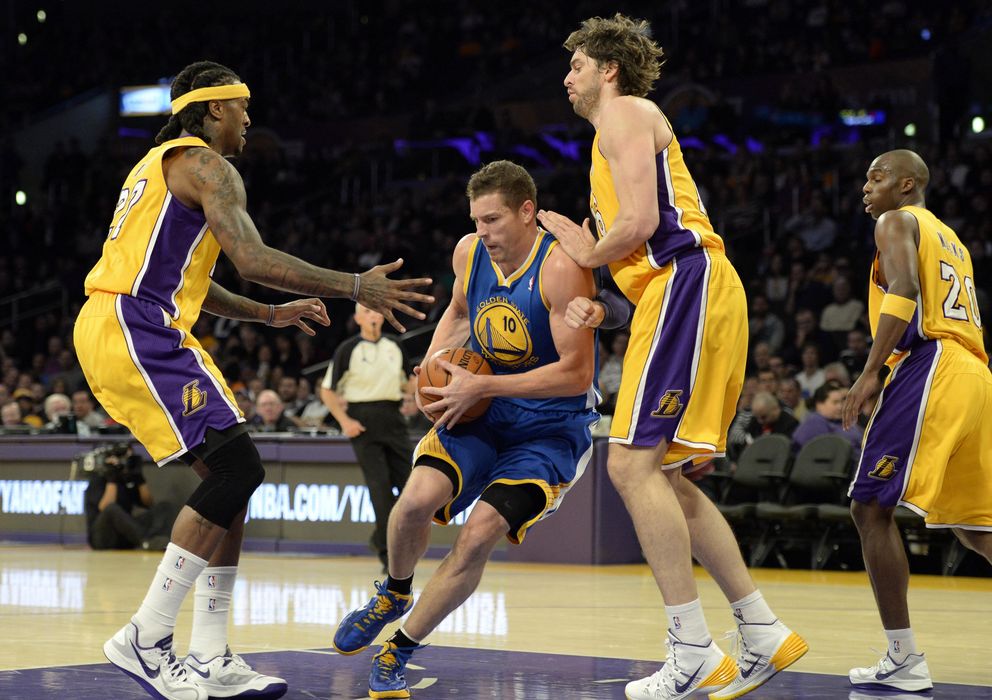 Foto: Jordan Hill y Pau Gasol tratan de frenar la penetración de David Lee durante un encuentro de los Lakers. (Efe)