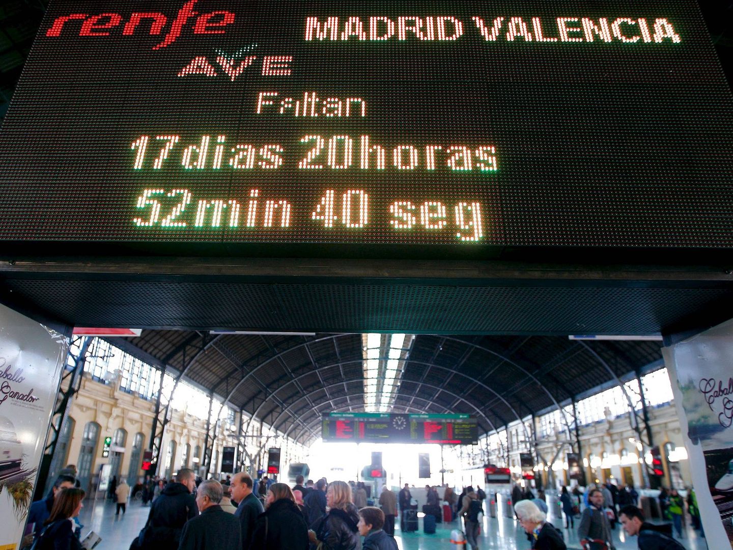 Un reloj digital anunciaba la llegada del AVE a Valencia en 2010. (Efe)