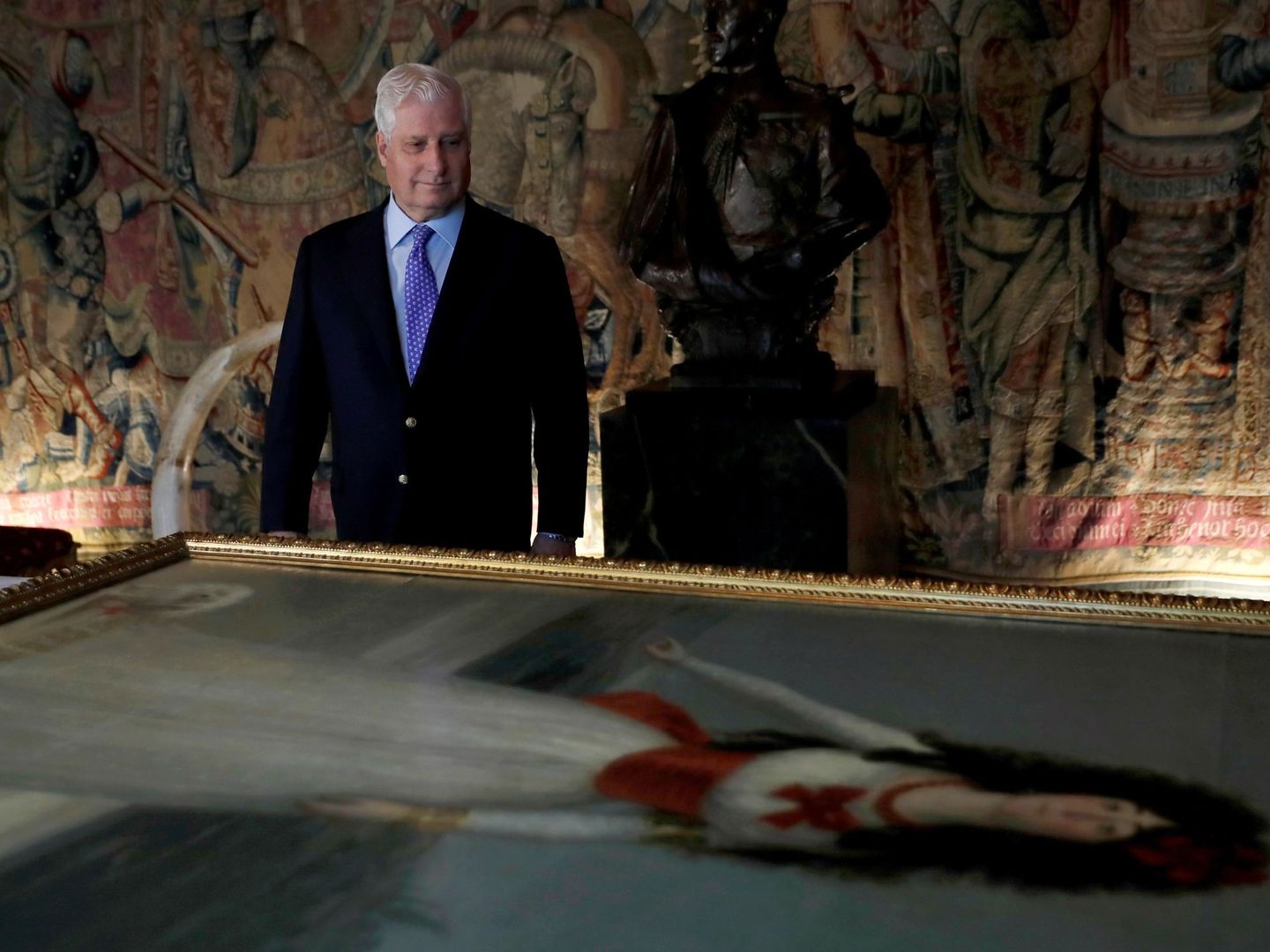 El duque de Alba contempla el famoso cuadro de Goya de su antepasada en el palacio de Liria. (EFE)