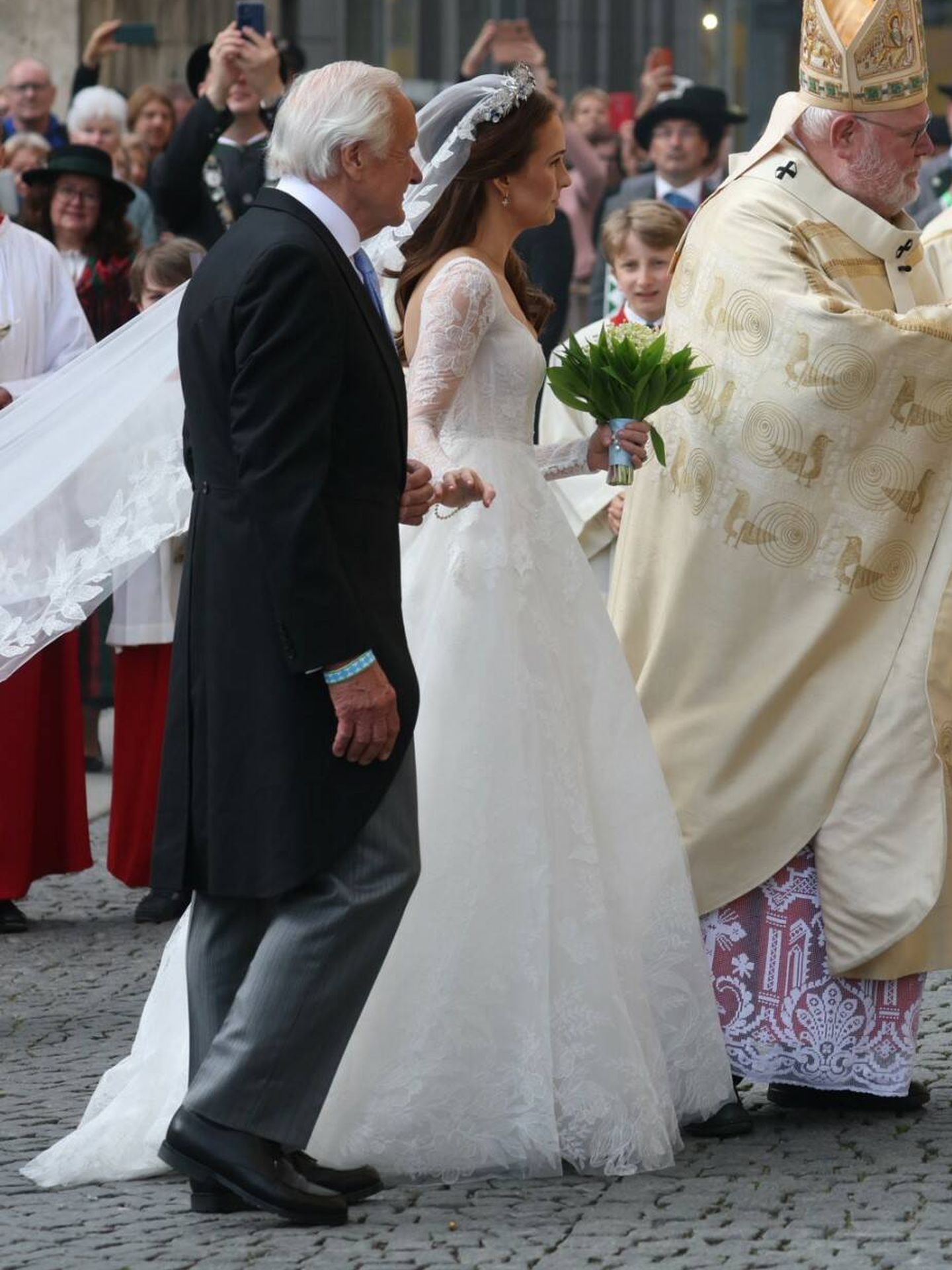 La novia, con su padre, Dorus Evekink. (Gtres)