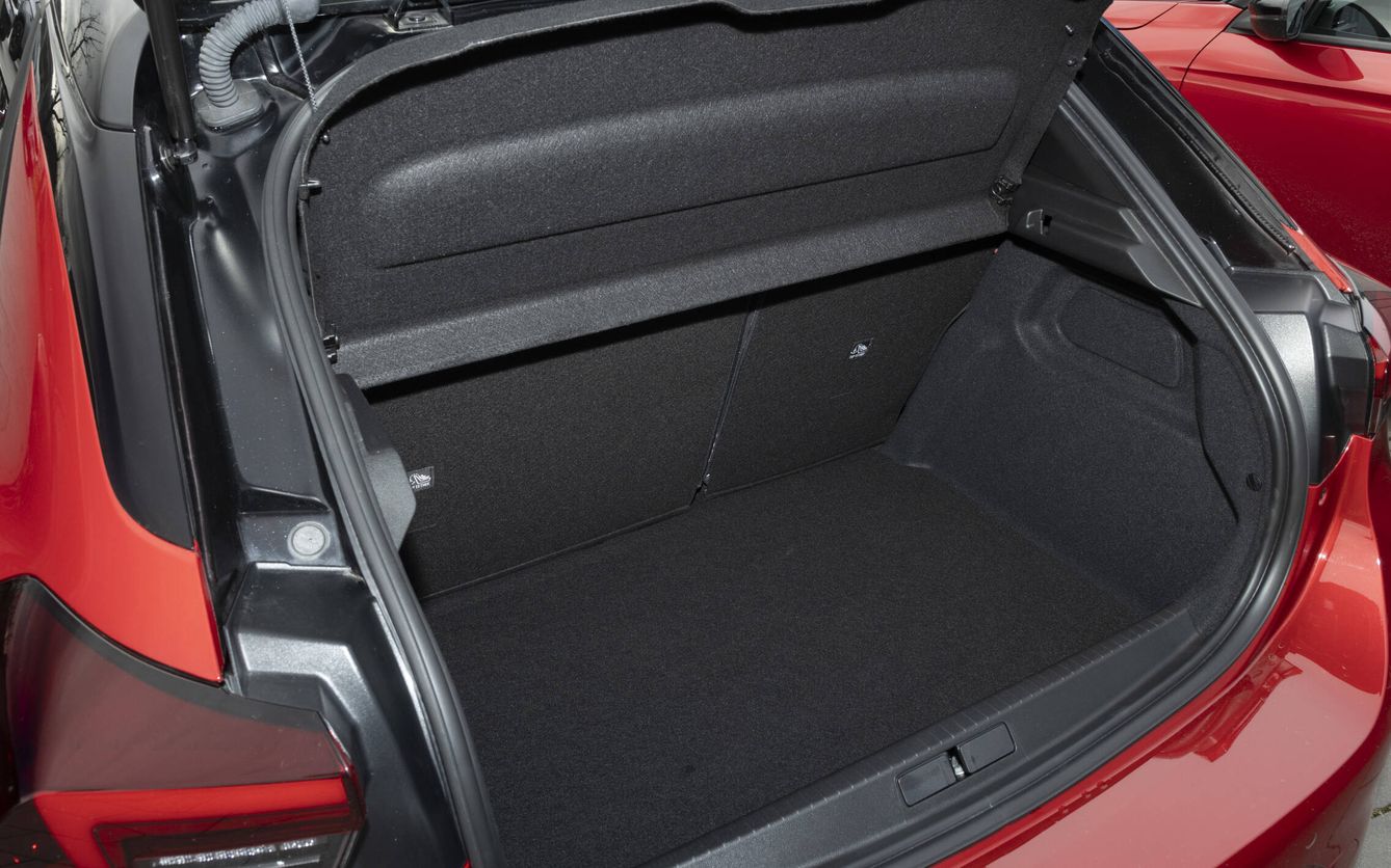 En el Corsa Hybrid, el maletero tiene 309 litros; 1.081 si se abate la fila trasera de asientos.