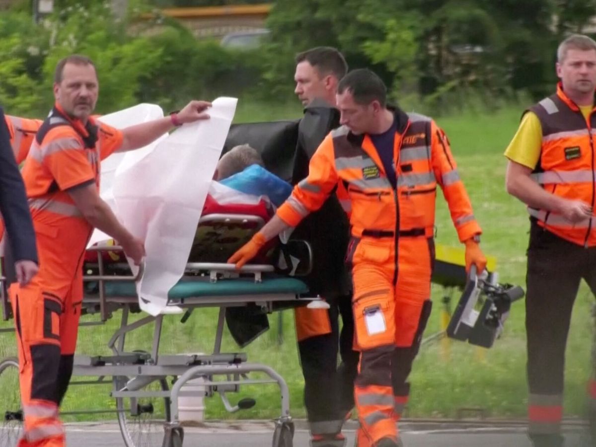 Foto: El primer ministro eslovaco, Robert Fico, transportado en camilla al hospital tras el tiroteo. (EFE/JOJ TV)