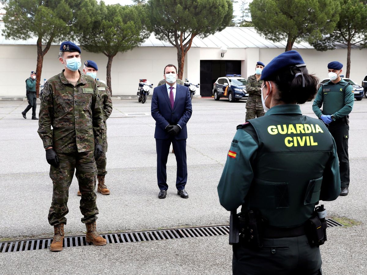 Foto: El rey Felipe VI, de militar, en una visita a un cuartel de la Guardia Civil. (EFE)