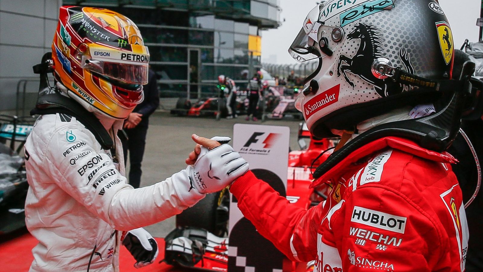 Foto: Lewis Hamilton y Sebastian Vettel, tras el Gran Premio de China. (EFE)