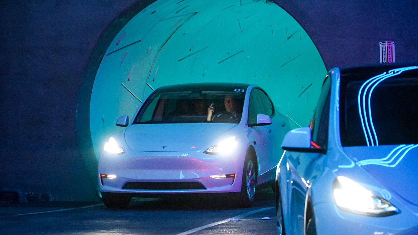 Un Tesla llegando a una de las estaciones. (Foto: M. McLoughlin)