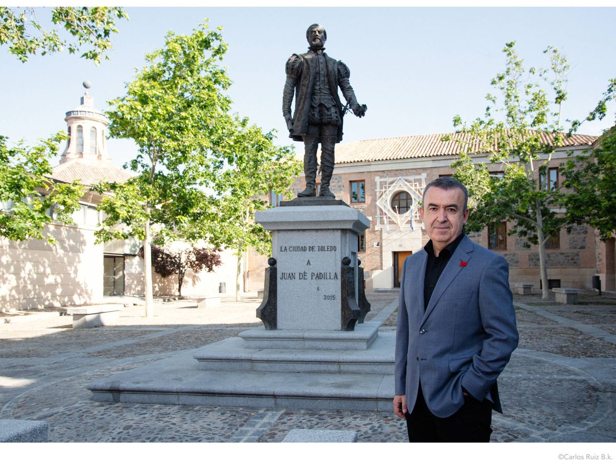 Foto: El escritor Lorenzo Silva ante la estatua del comunero Juan Padilla en Toledo (CARLOS RUÍZ) 