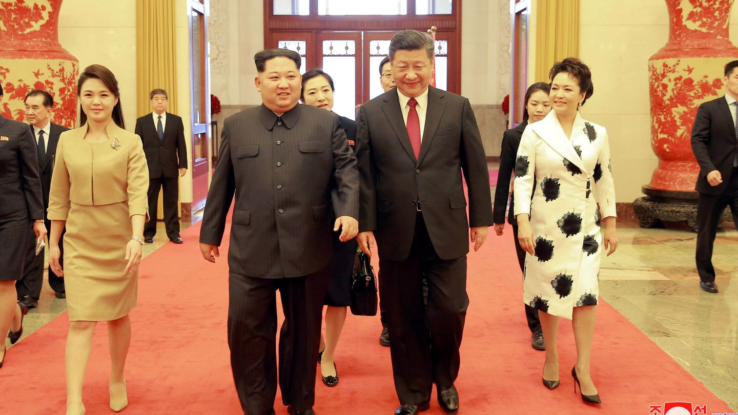 Junto a Kim Jong-un y su mujer. (Reuters)