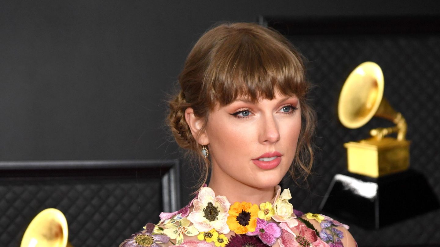 Taylor Swift, en la alfombra roja de los Grammy 2021. (EFE)