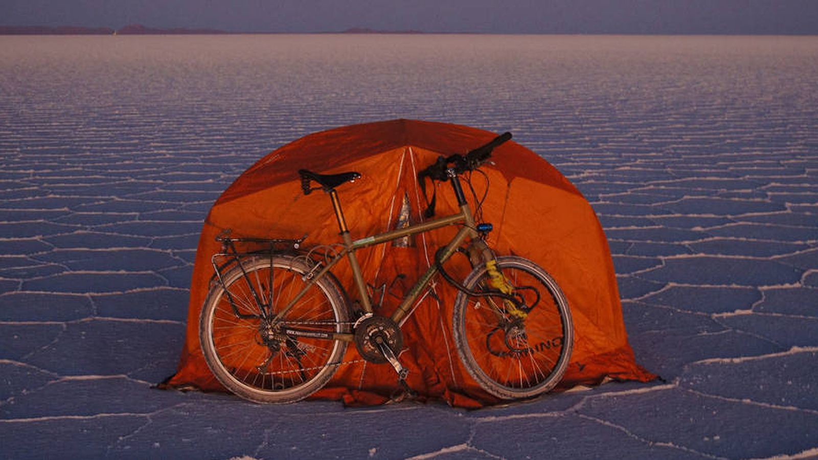 Foto: Una bicicleta está siendo la fiel compañera de Jordi Romo en su viaje por diferentes puntos del planeta (FOTOS: aroundtheball.net)