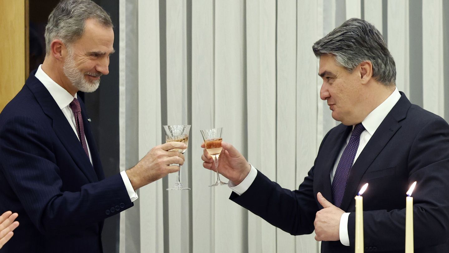 El rey Felipe VI brinda con el presidente croata, Zoran Milanovic. (EFE/Chema Moya)