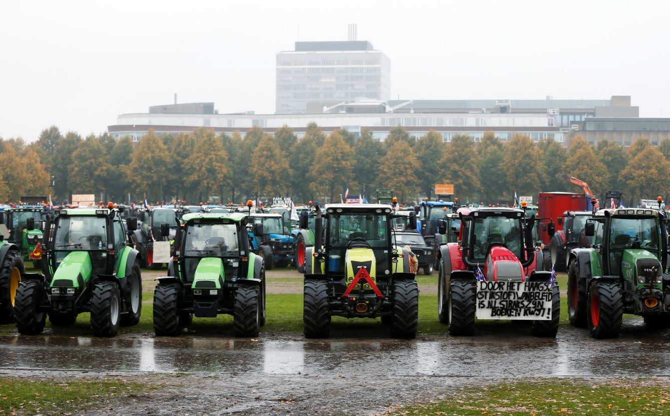 Tractores bloquean el tráfico en La Haya. (Reuters)