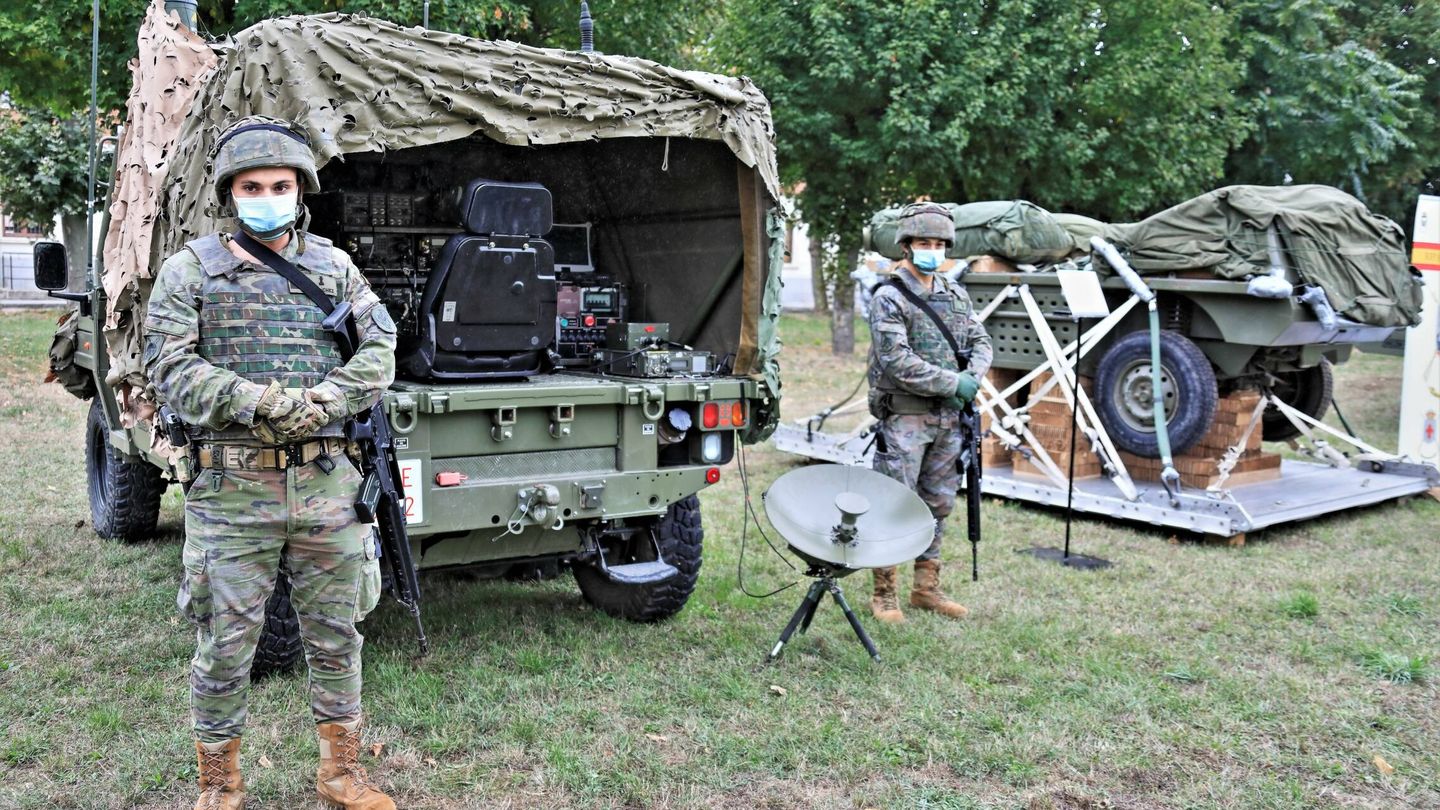 Las mulas de los paracaidistas. En primer término, el Falcata de mando y control, al fondo el Q-150D cargado de pertrechos. (Juanjo Fernández) 