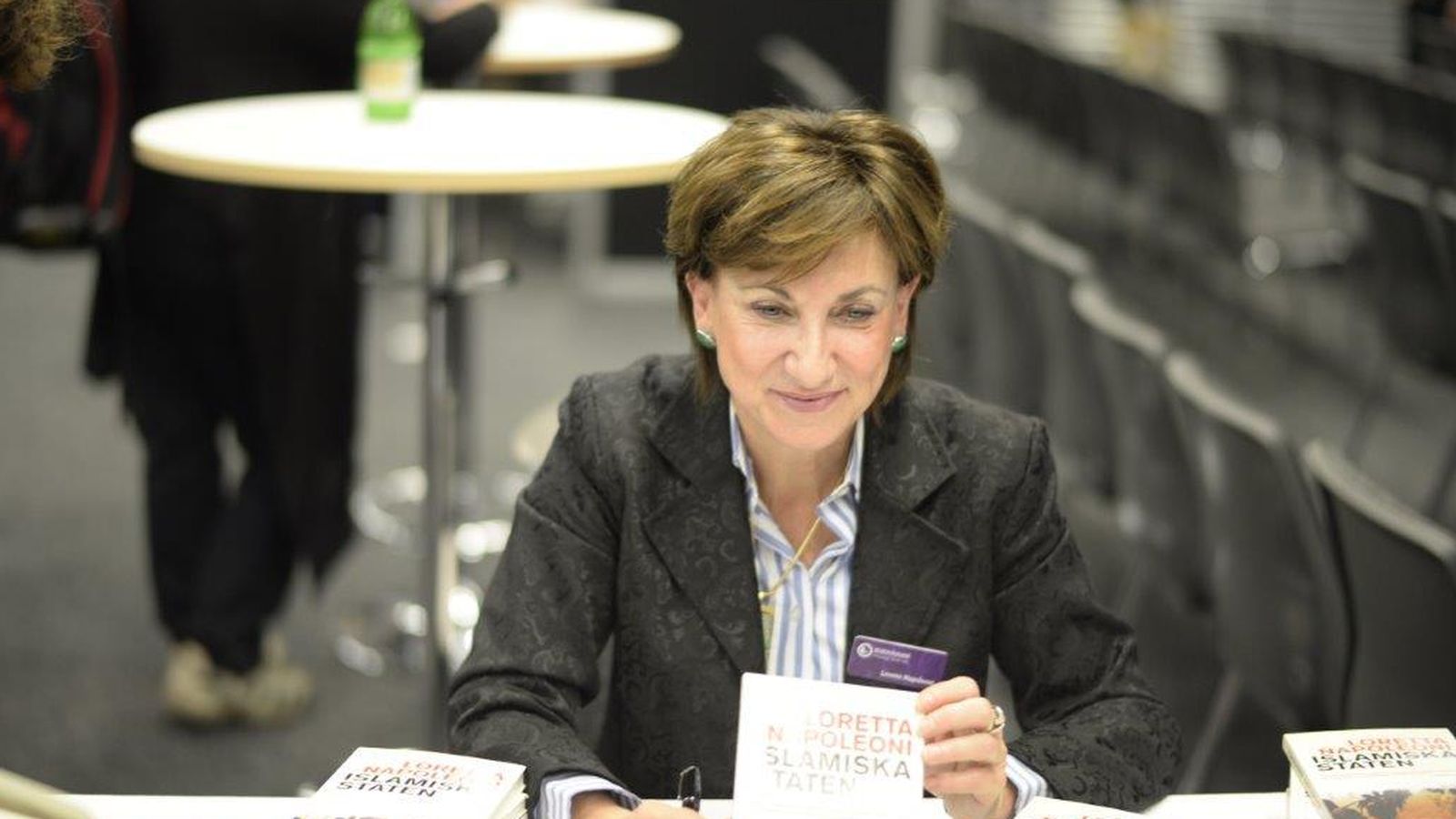 Foto: Loretta Napoleoni, firmando ejemplares de su último libro (Fuente: Web de la autora)