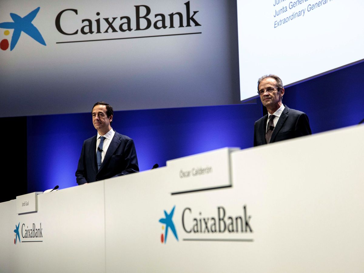 Foto: Gonzalo Gortázar (i), CEO de CaixaBank, y Jordi Gual, presidente. (EFE)