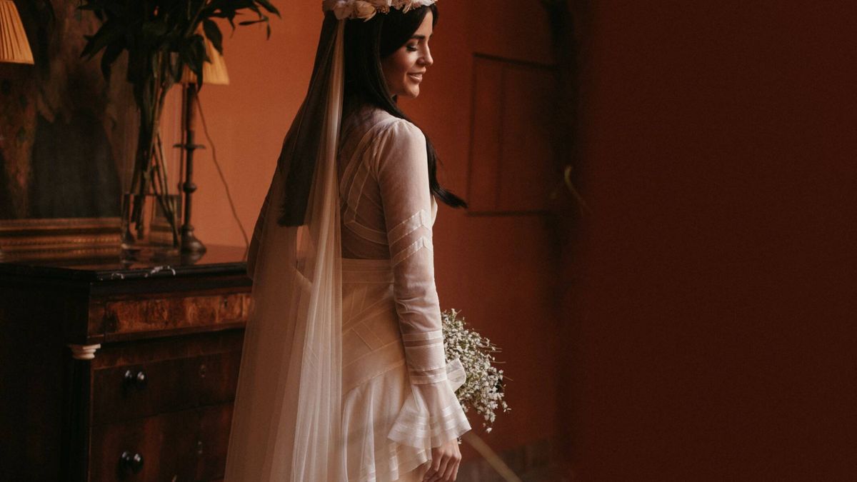 El vestido de novia de Cuca inspirado en Kate Moss con corona de flores para su boda en Sevilla