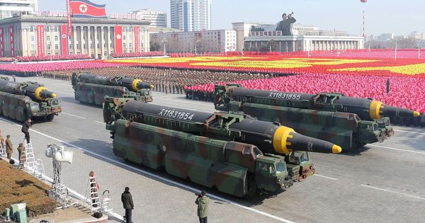 Foto: Misiles balísticos Hwasong-15 durante del desfile militar celebrado por el 70 aniversario de la fundación del Ejército de Corea del Norte. (Efe)