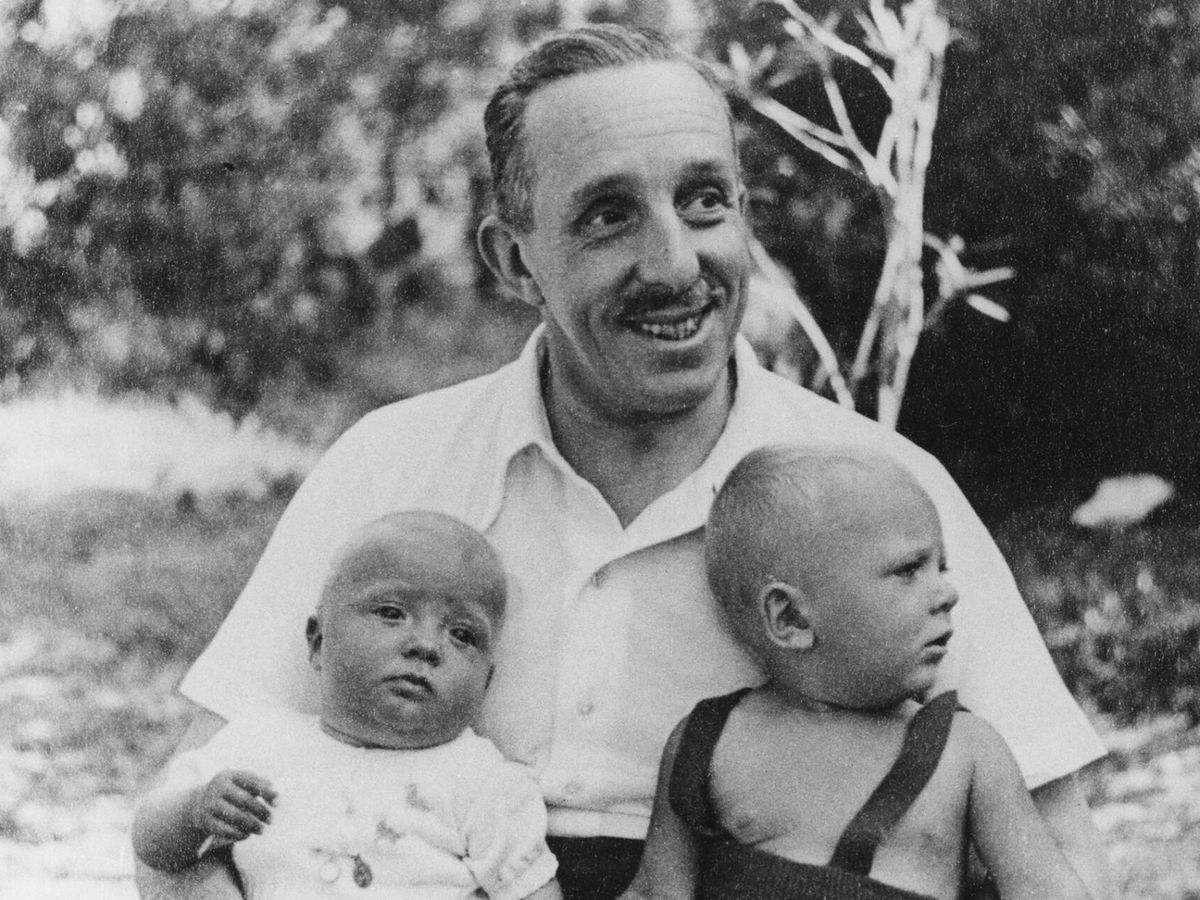 Foto: Alfonso XIII, con sus nietos Juan Carlos (i) y Marco Torlonia, en 1938. (Getty/Gamm-Rapho/API)