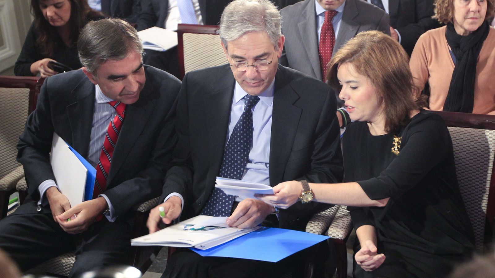 Foto: El presidente de Unidad Editorial, Antonio Fernández Galiano, junto a la vicepresidenta del Gobierno. (EFE)