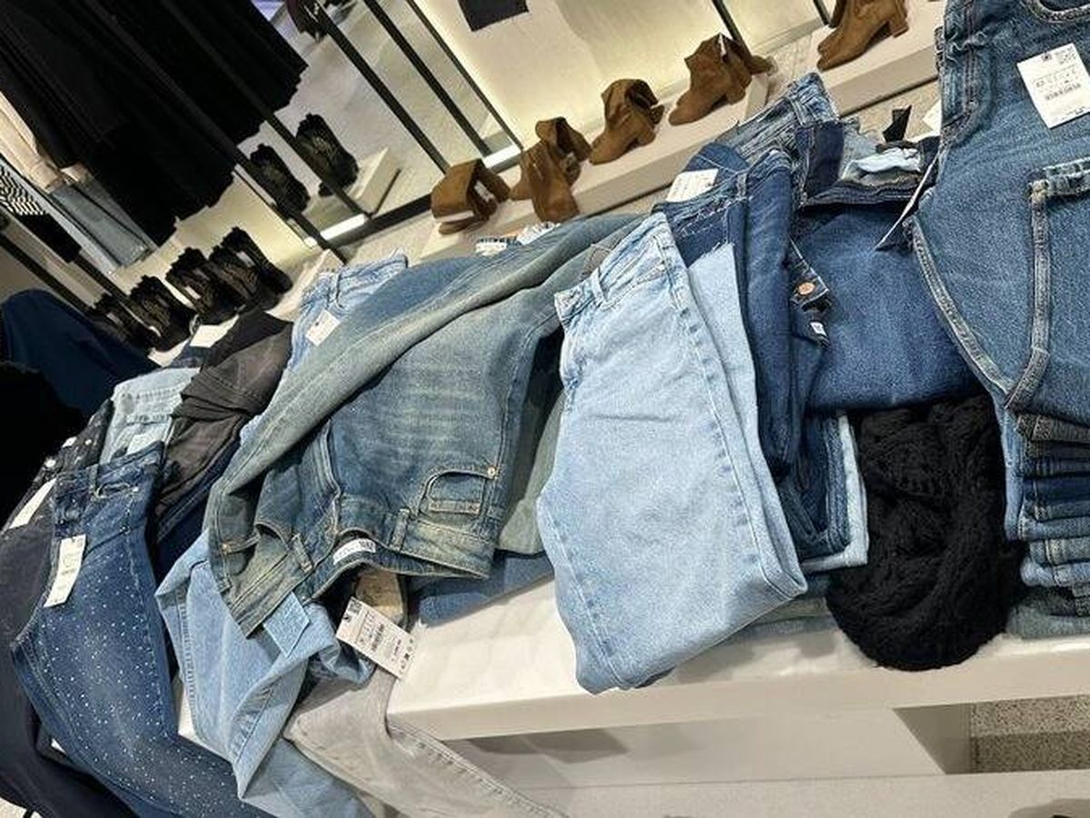 Foto: El joven ha mostrado la sección de pantalones desorganizada por los clientes (X/@MoisesMedinaMX)