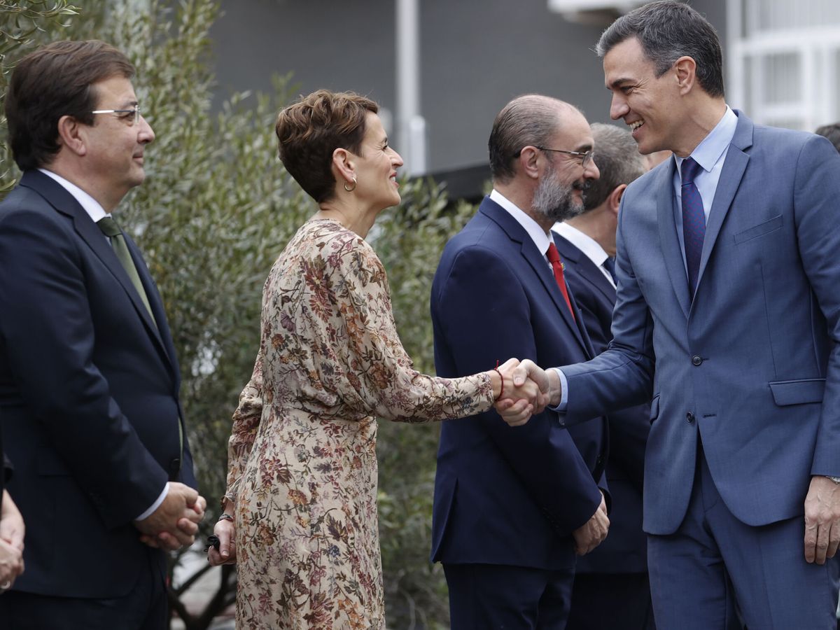 Foto: El presidente del Gobierno, Pedro Sánchez (d), saluda a la presidenta de Navarra, María Chivite (c). (EFE/Juan Carlos Hidalgo)