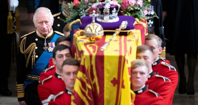 El rey Carlos III y miembros de la familia real, detrás del féretro de la reina Isabel II. (Reuters/Pool/Danny Lawson)
