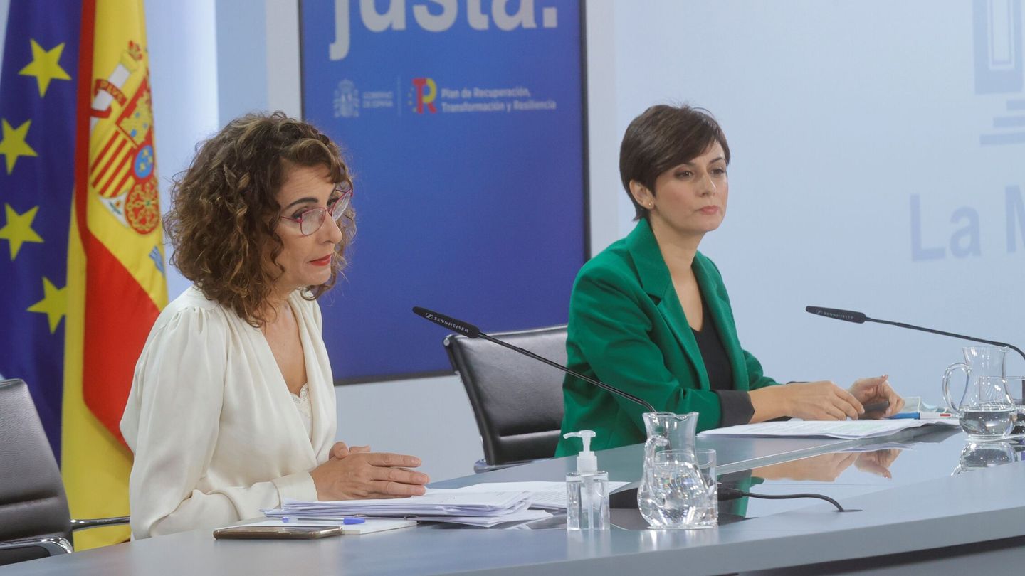 La ministra de Hacienda, María Jesús Montero (i), y la ministra de Política Territorial y portavoz del Gobierno, Isabel Rodríguez. (EFE)