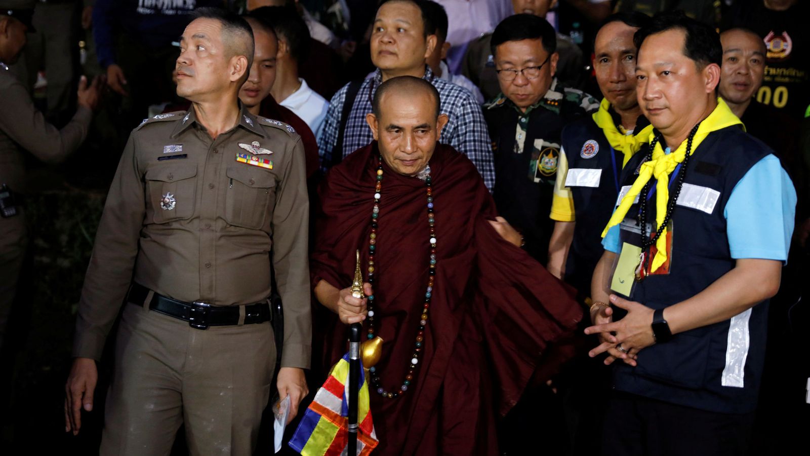 Foto: El monje Phra Khuva Boonchum, una celebridad en Tailandia, sale de la cueva de Tham Luang, el 4 de julio de 2018. (Reuters)