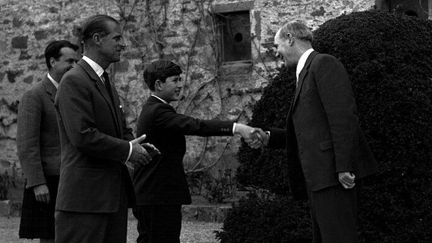 El príncipe Carlos, junto a su padre en su primer día de internado. (Getty/William Vanderson)