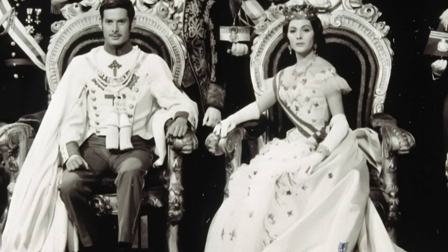 Vicente Parra y Paquita Rico como Alfonso XII y María de las Mercedes en un fotograma de la película '¿Dónde vas Alfonso XII?'. (Pecsa Films)