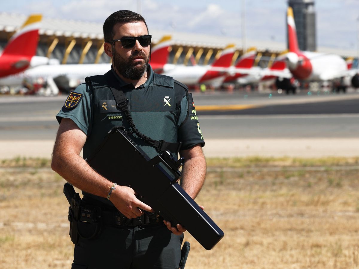 Foto: Dispositivo de seguridad de la Guardia Civil en el aeropuerto Adolfo Suárez Madrid Barajas. (EFE/ Chema Moya)
