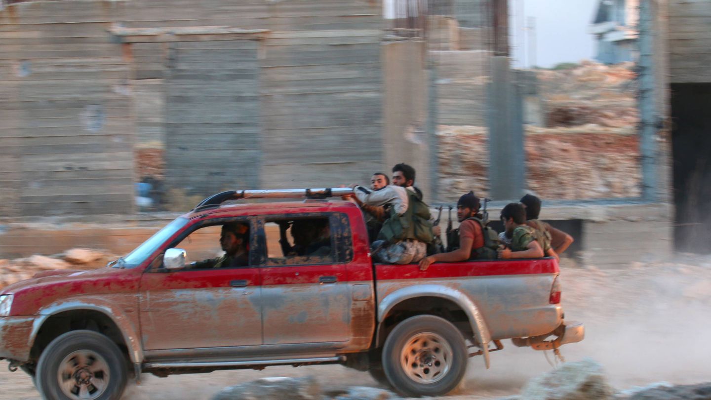 Combatientes de Jabhat Fateh al-Sham, el antiguo Frente al Nusra, en el suroeste de Alepo, Siria, en agosto de 2016. (Reuters)