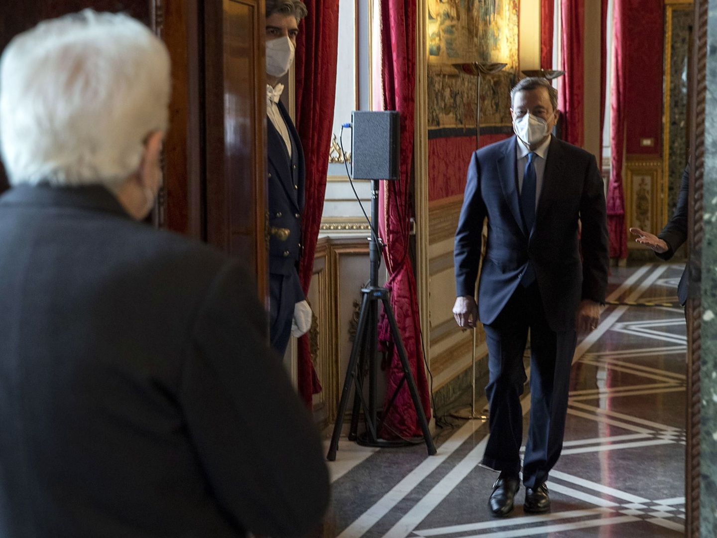 Sergio Mattarella, presidente de la República, recibe a Draghi en el Quirinal. (EFE)