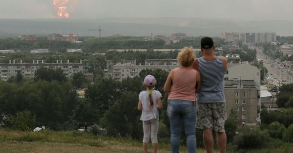 Foto: Ciudadanos de Achinsk observan la explosión. (Reuters)