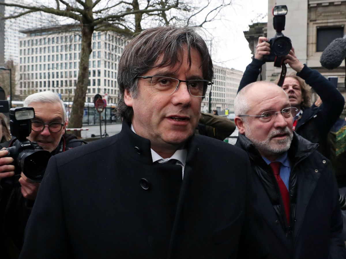 Foto: Carles Puigdemont (c) y Lluis Puig en Bruselas. (Reuters)