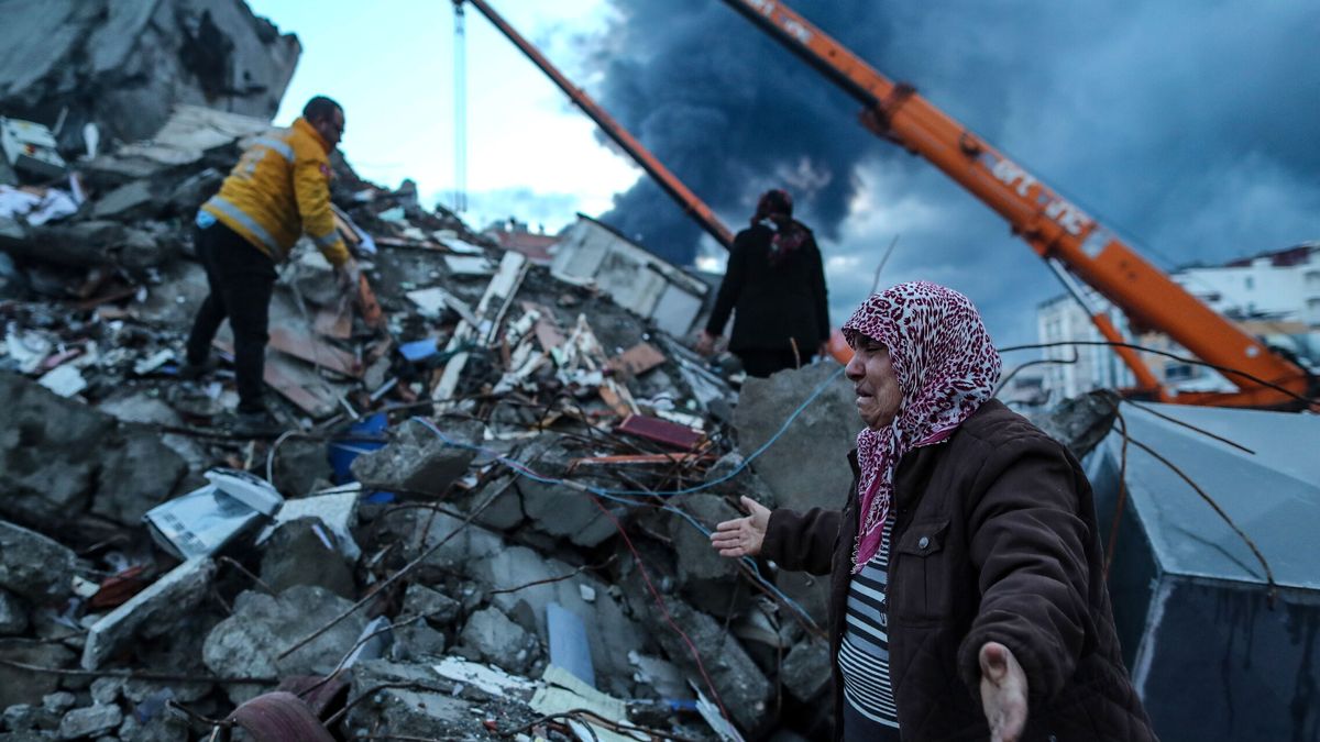 Rescatadas una madre y su bebé tras 29 horas bajo los escombros de un edificio en Turquía