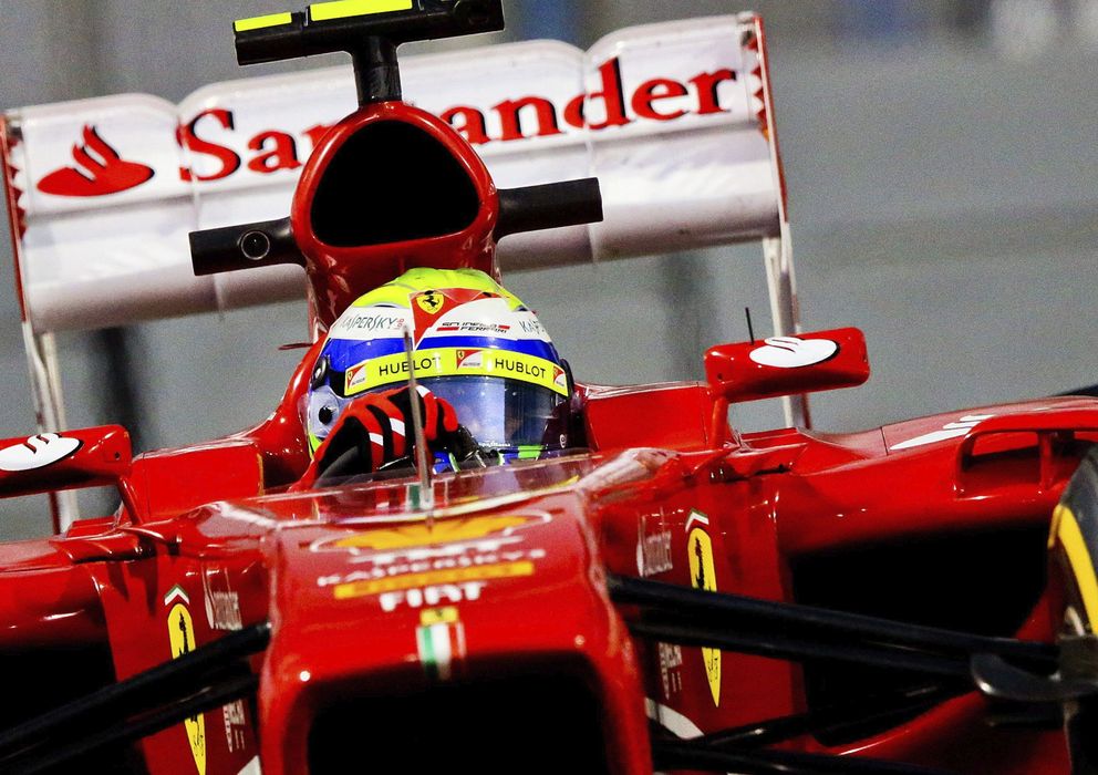 Foto: Felipe Massa conduciendo por el circuito de Yas Marina.