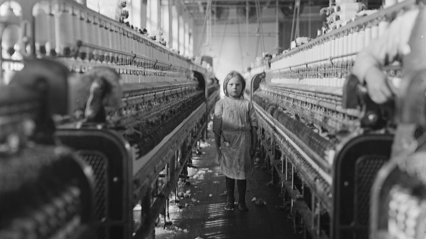Una niña en una fábrica textil en Newberri, Carolina del Sur, EE.UU. en 1908. Fotografía de Lewis Hine vía Wikipedia