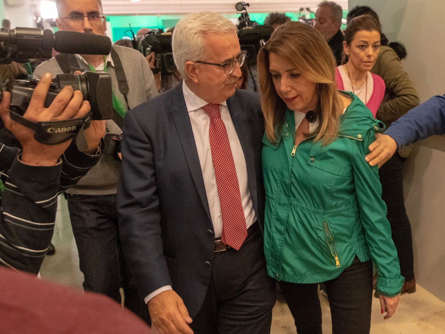 Susana Díaz, y el vicepresidente del Gobierno andaluz, Manuel Jiménez Barrios, abandonando tras comparecer ante los medios. (EFE)