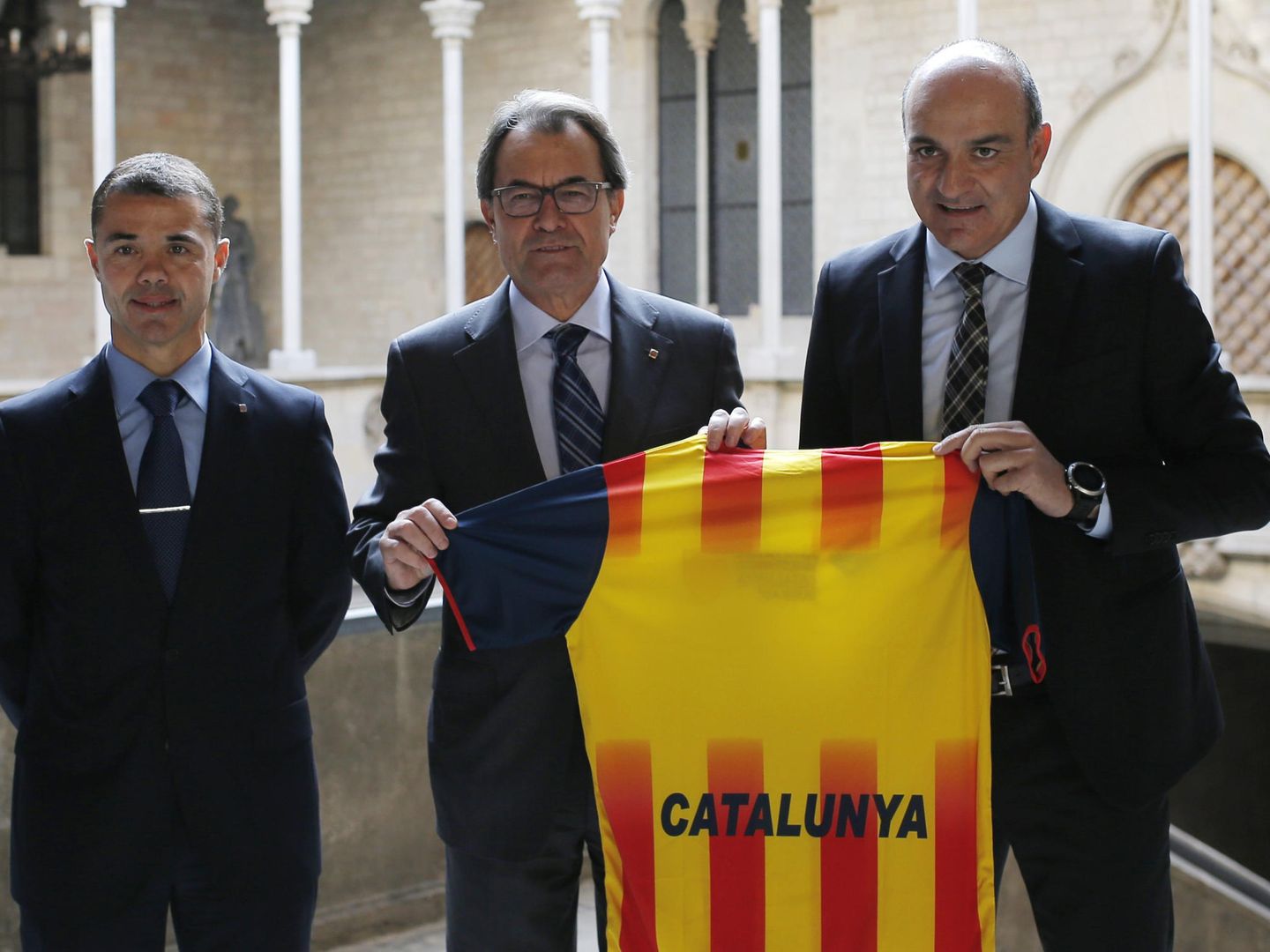 Andreu Subies, con Artur Mas, cuando aún presidía la Federación Catalana de Fútbol. (EFE)