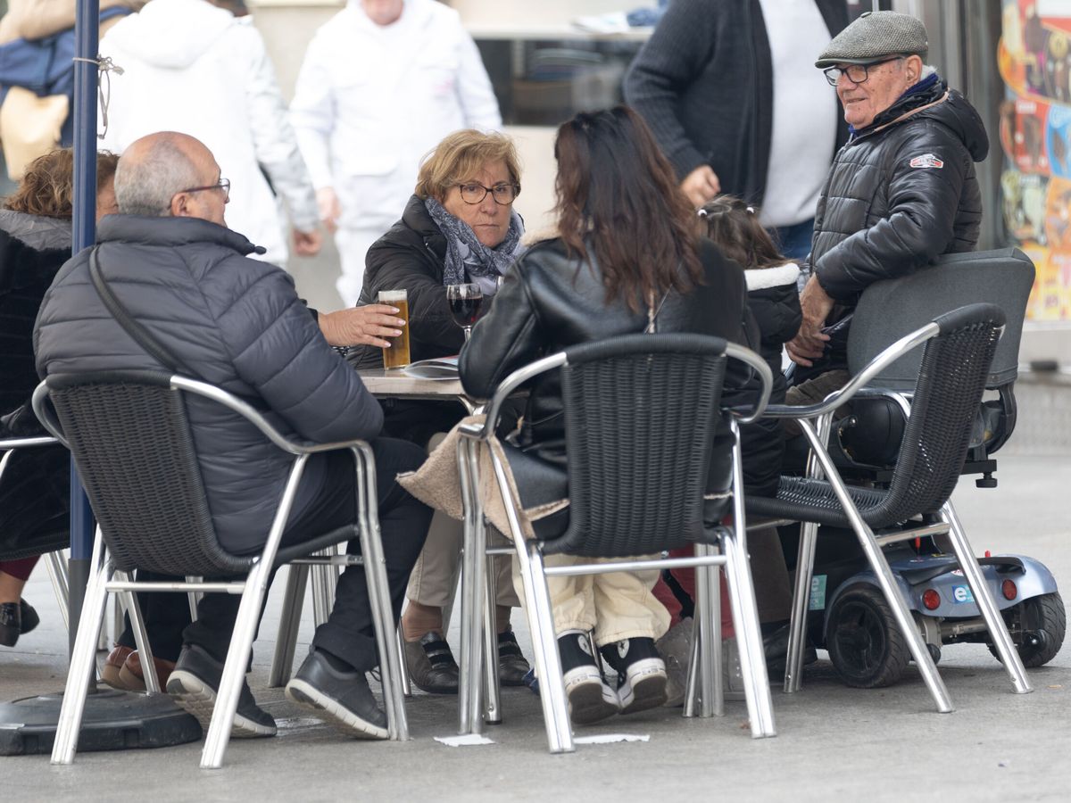 Foto: Mayores en una terraza de Madrid. (EP/Eduardo Parra)