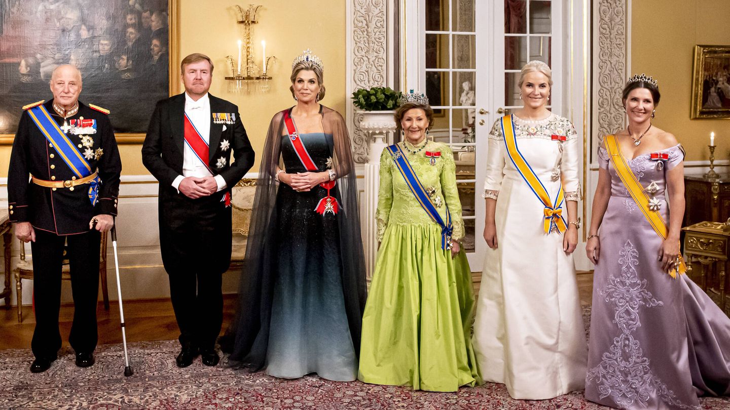 Los reyes de Holanda, con la familia real de Noruega. (Getty)