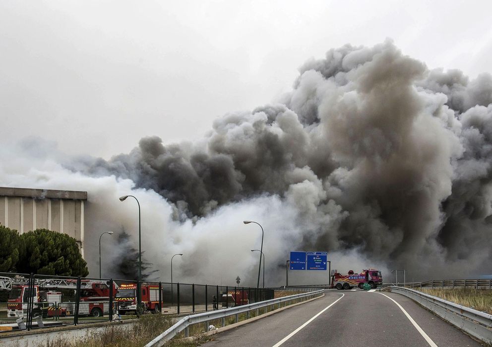 Foto: Vista del incendio en la planta principal de la empresa cárnica Campofrío en Burgos. (EFE)