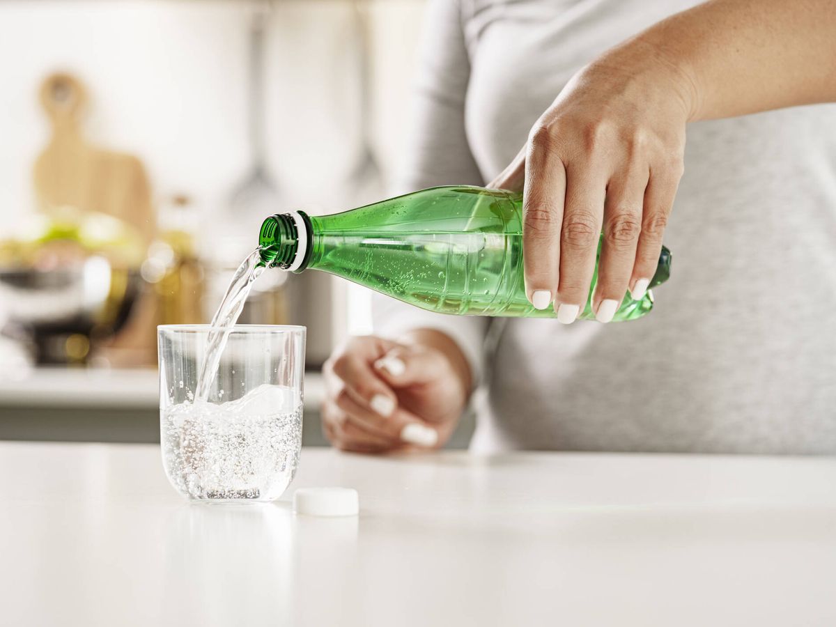 Foto: Ideas creativas y prácticas para reutilizar botellas grandes de plástico en el hogar (IStock)