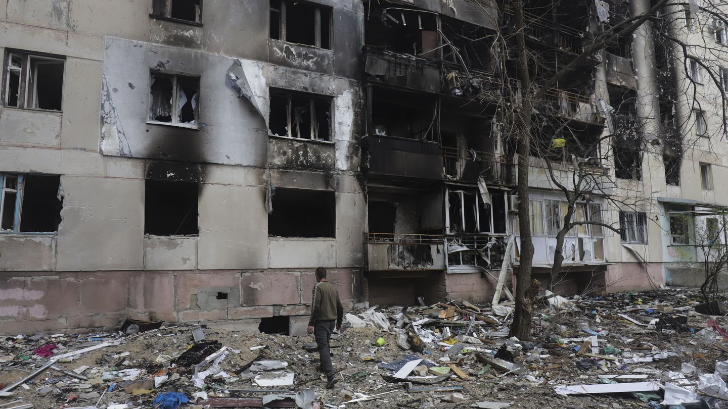 Un edificio residencial destruido en Severodonetsk, Ucrania. (EFE/ STR) 