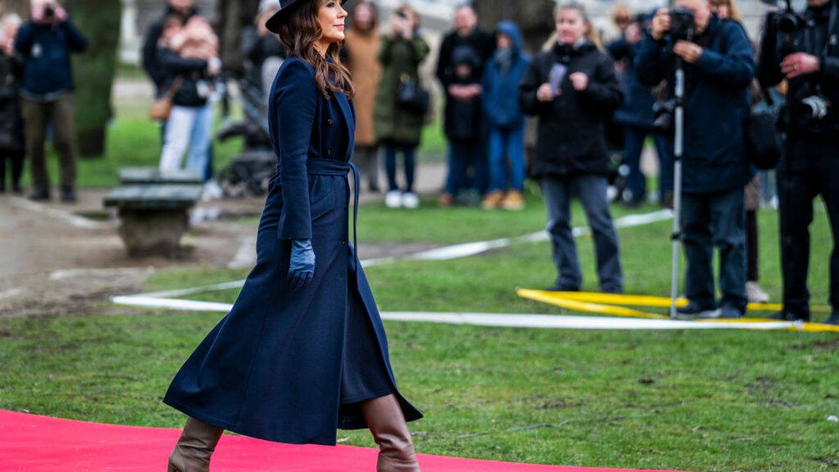 Dejen paso a la reina Mary de Dinamarca: su vuelta a la agenda con abrigo militar, botas de tacón y un sombrero infantil
